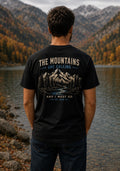 T-shirt The Mountains Are Calling | Montagnes et forêt rétro | 100 % coton unisexe