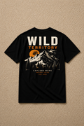 T-shirt Wild Territory | Montagnes et sapins rétro | 100 % coton unisexe