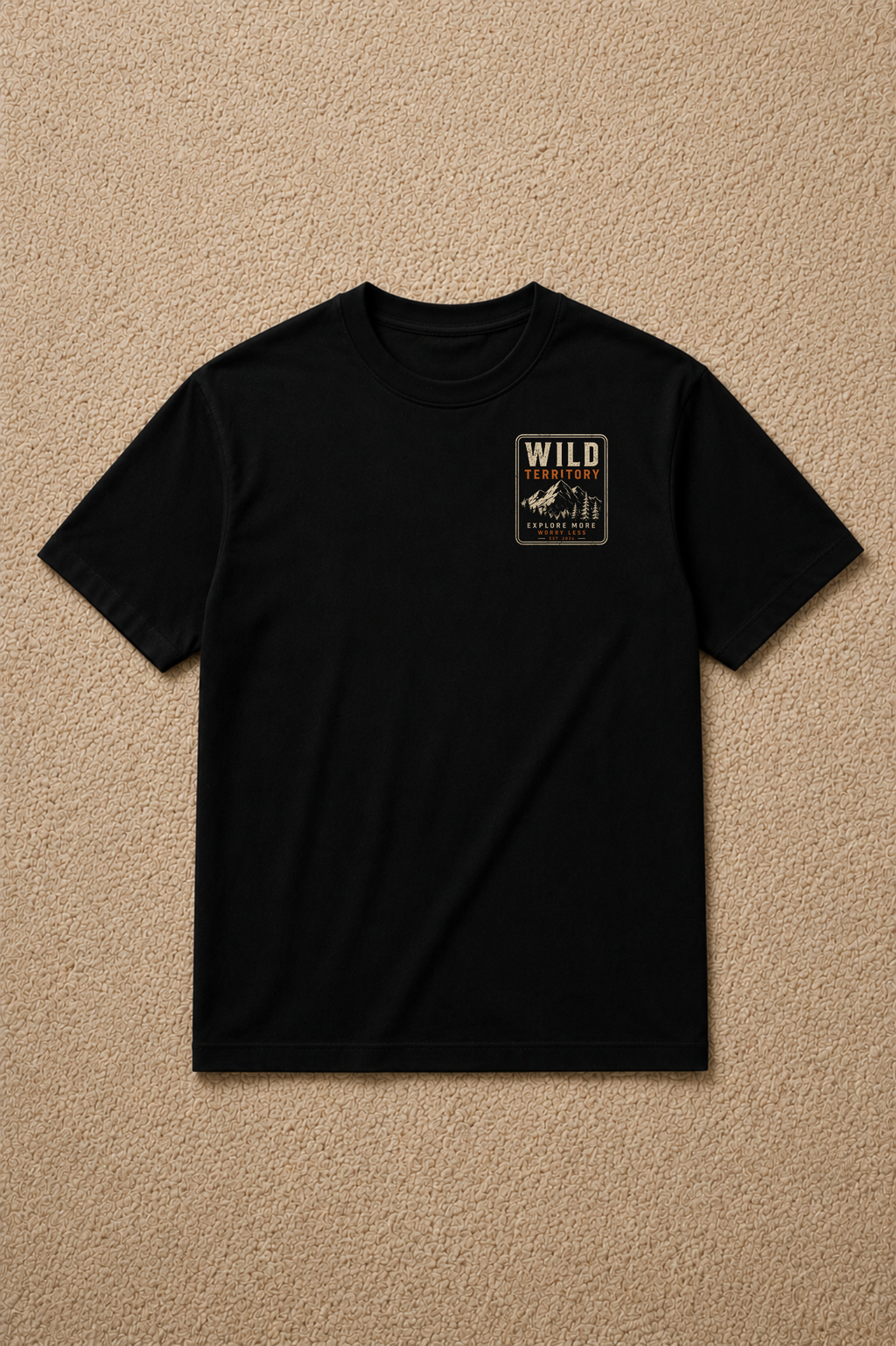 T-shirt Wild Territory | Montagnes et sapins rétro | 100 % coton unisexe