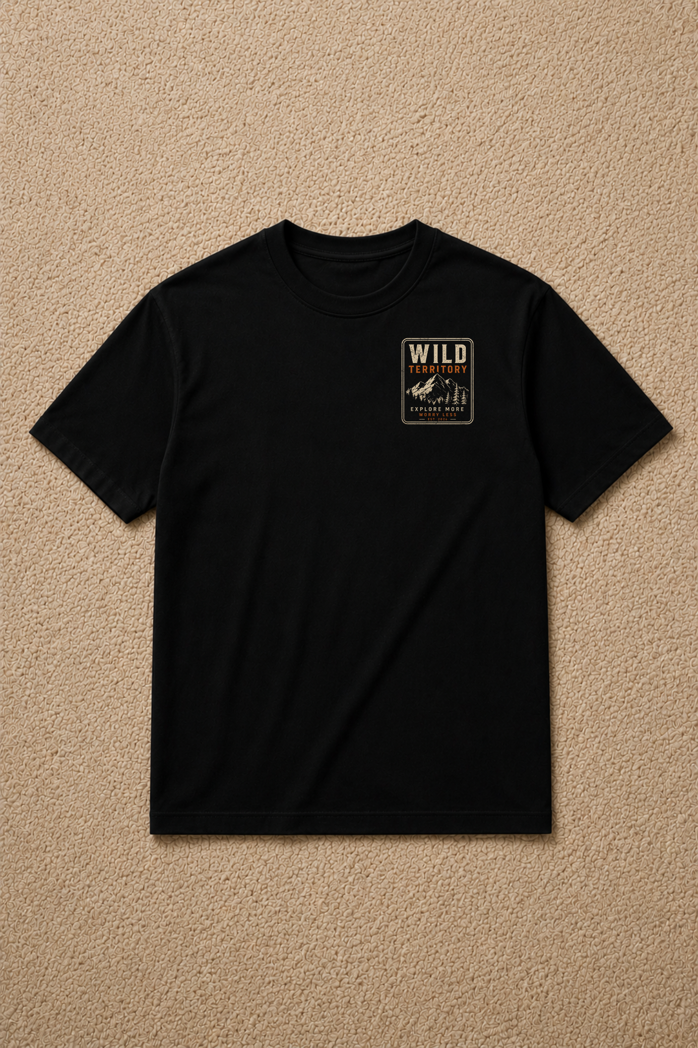 T-shirt Wild Territory | Montagnes et sapins rétro | 100 % coton unisexe
